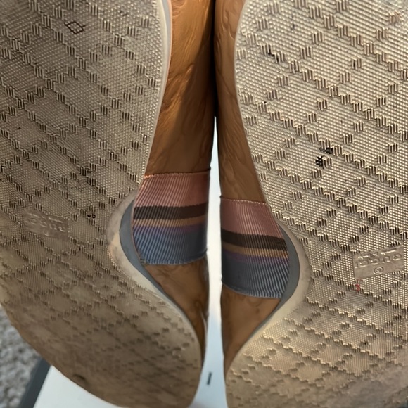 Beautiful throwback Gucci shoes 💯 authentic - Picture 7 of 13